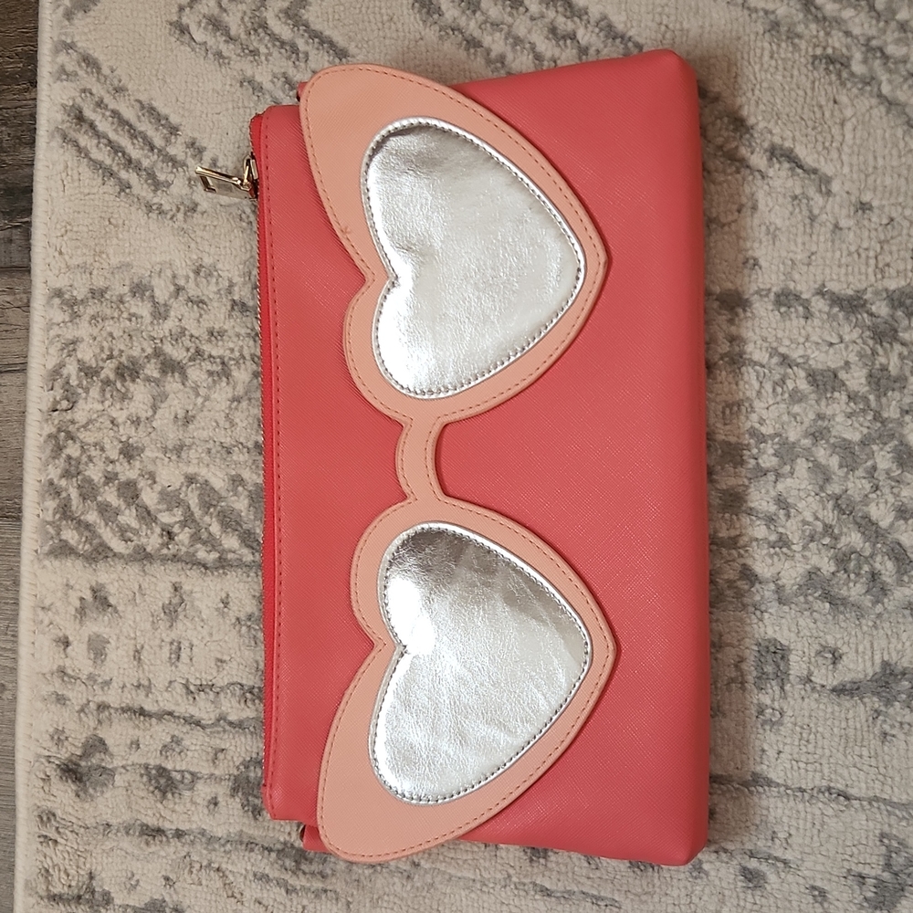 Can't clutch this heart eyes clutch